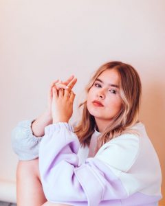 Jodie Mellor artist photo
