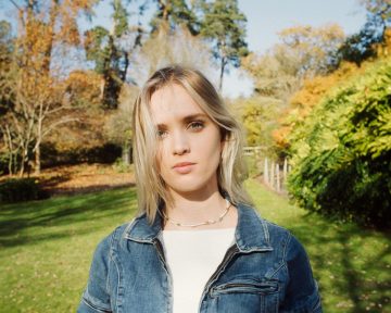 Ella McRobb artist photo