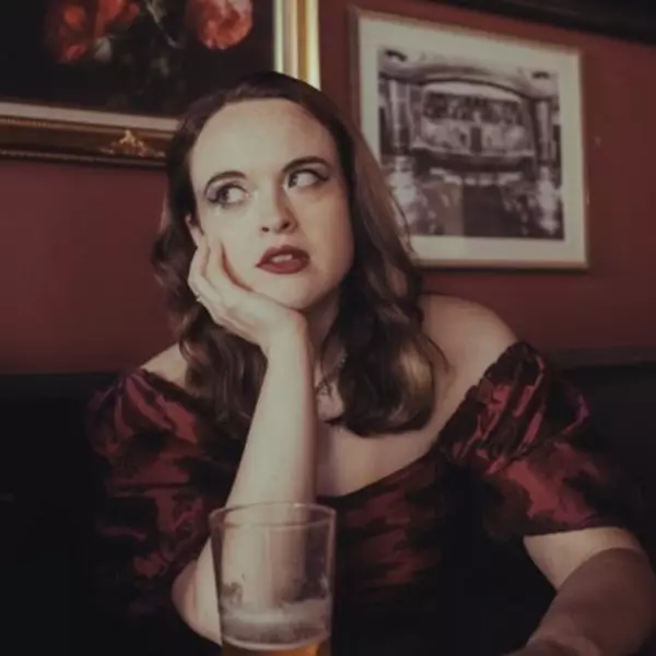 Poesie shares infectious new single ‘Lost Romantic’